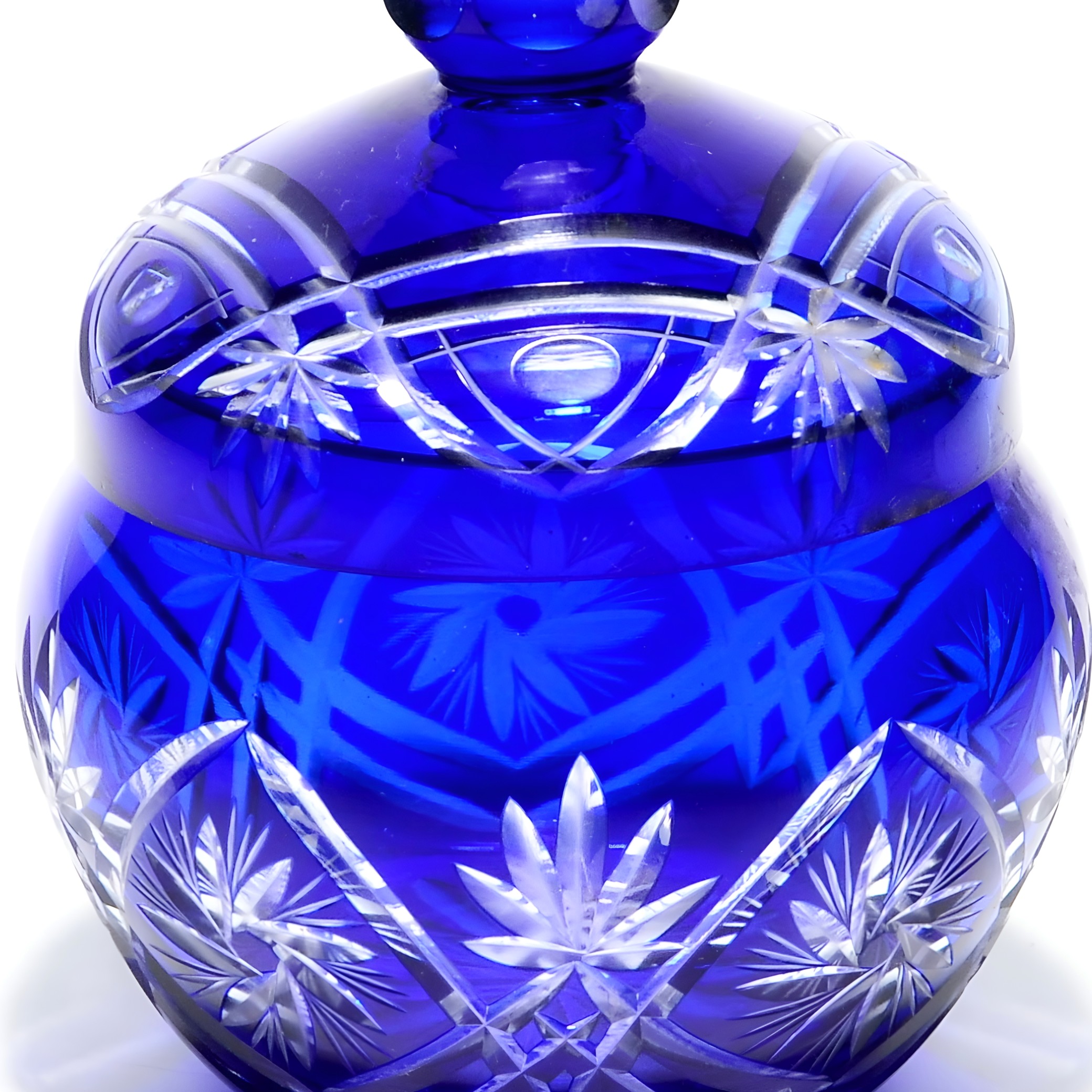 Blaues Kristallglas-Schatzkästchen, Geschliffene Glasbonbonniere, Blaue Kristalltrinketbox, Seltenes Vintage-Bohemia-Glas.